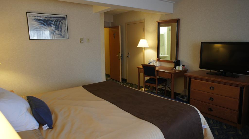 Travelodge By Wyndham Niagara Falls At The Falls Esterno foto