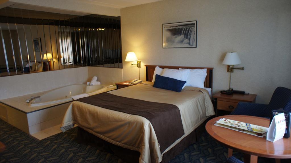 Travelodge By Wyndham Niagara Falls At The Falls Esterno foto